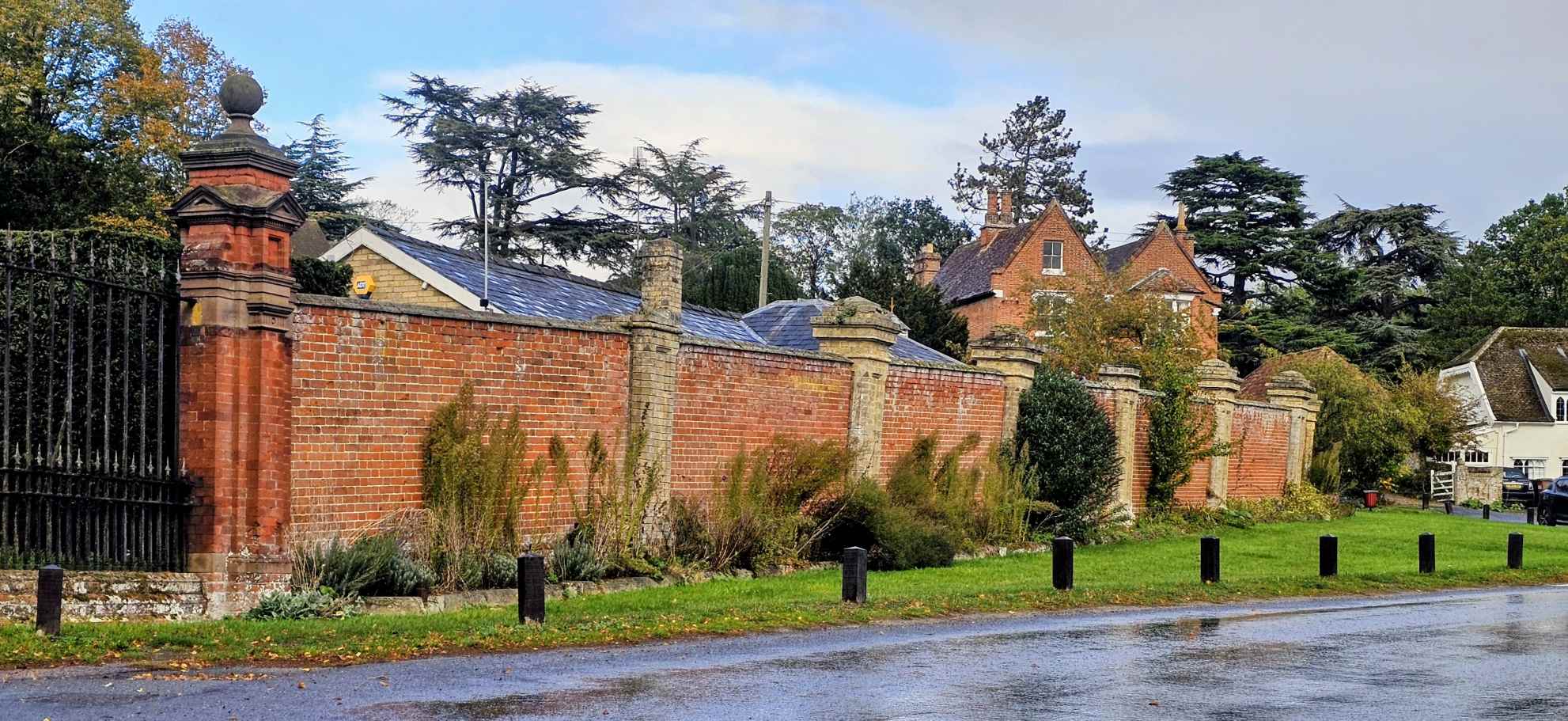 Crinkle boundary walls